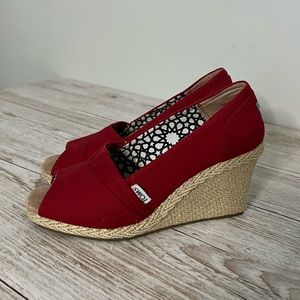 NWT TOMS Peep Toe Wedge, Red Sz 7